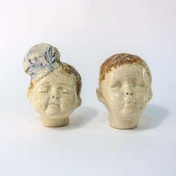 Pareja de cabezas de niño y niña