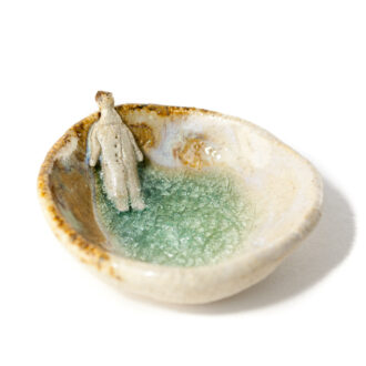 Cuenco de gres con niño tumbado