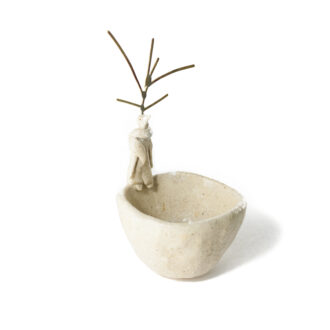 Hombre pájaro sobre cuenco de gres