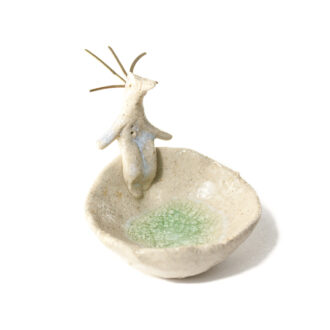 Hombre pájaro sentado sobre cuenco de gres