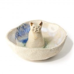 Cuenco con gato sentado