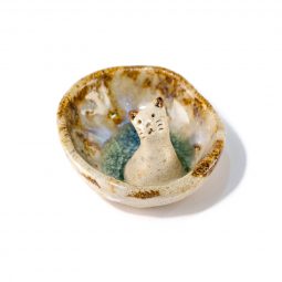 Cuenco con gato tumbado