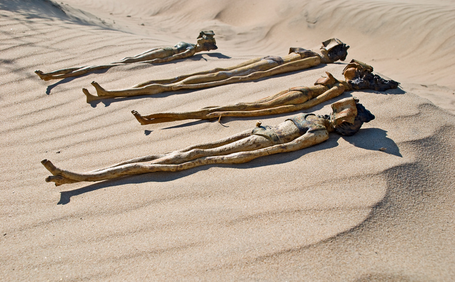 fango tumbadas al sol