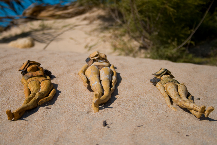 fango tumbadas al sol