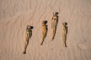 fango tumbadas al sol