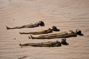 fango tumbadas al sol