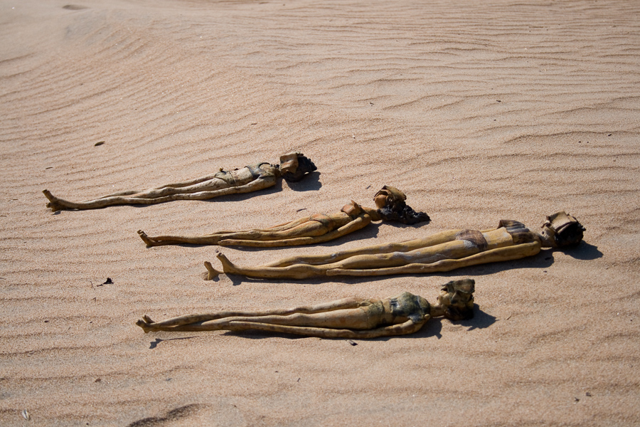fango tumbadas al sol