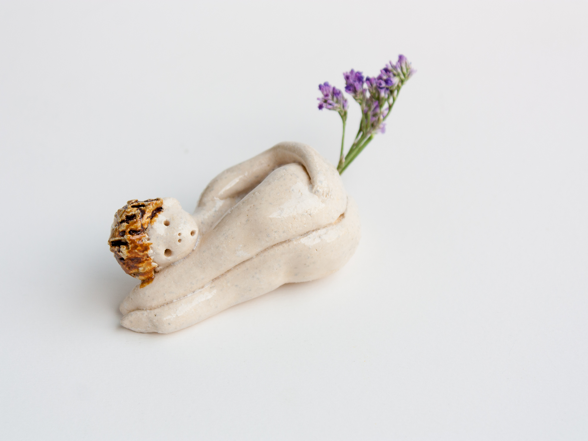 Niño con flor en el culo