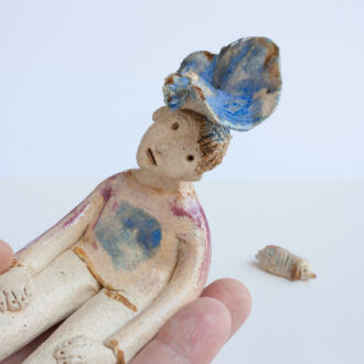 Figura niña con perro