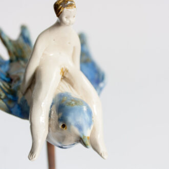 Niña sobre pájaro azul